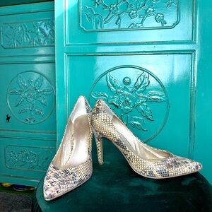 Nine West Snakeskin pumps sz 8